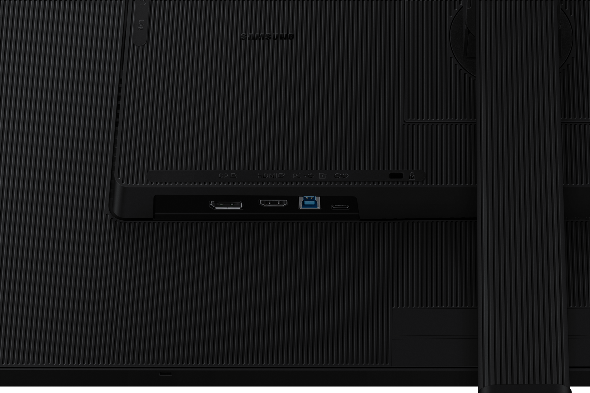 Gros plan de l'arrière d'un moniteur noir avec ports. Logo Samsung visible. Les ports incluent HDMI, DP, USB et alimentation.