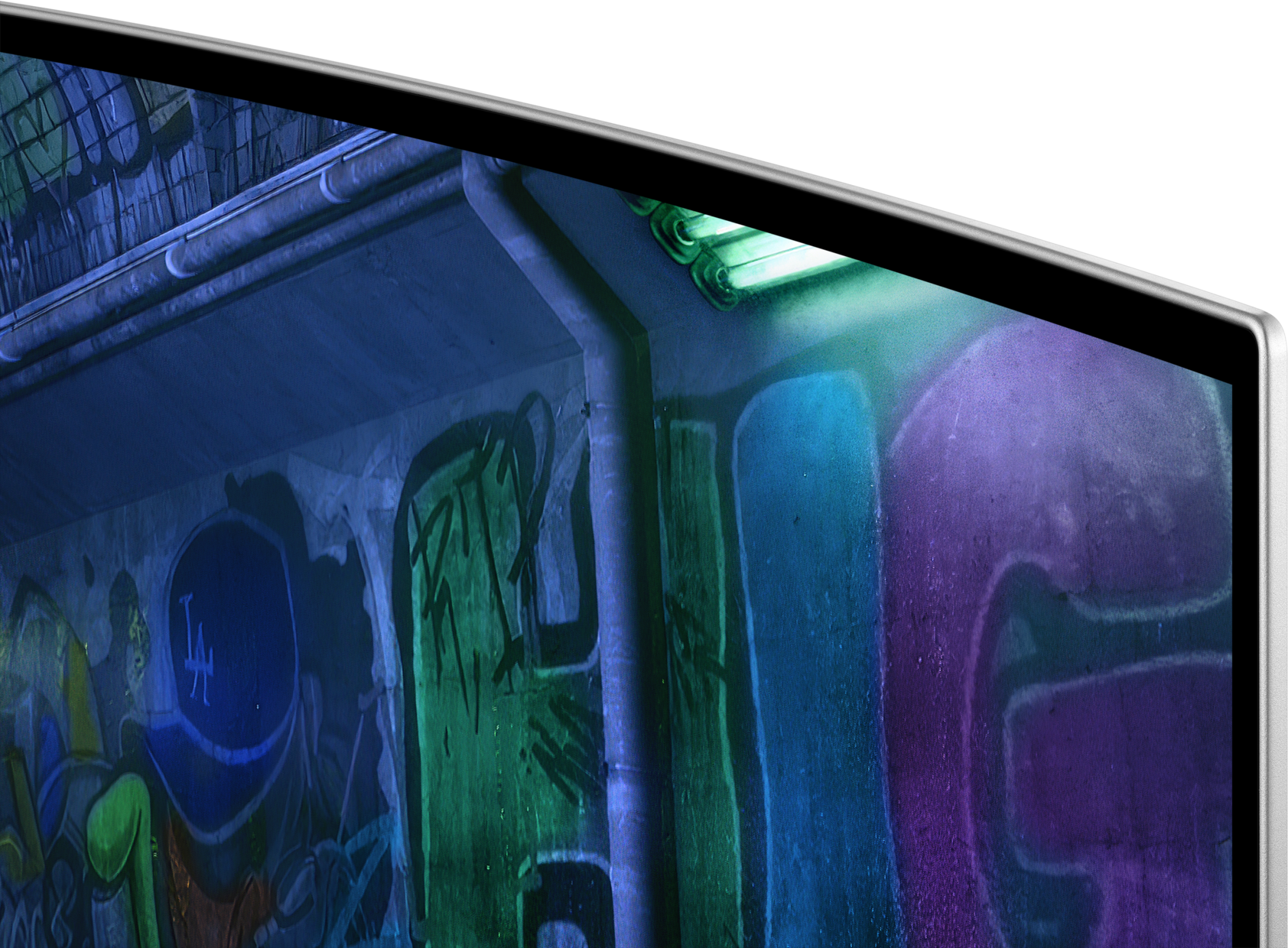 Art de graffiti sur un mur. Les couleurs bleu, vert et violet dominent. Un cadre métallique encadre l'image.