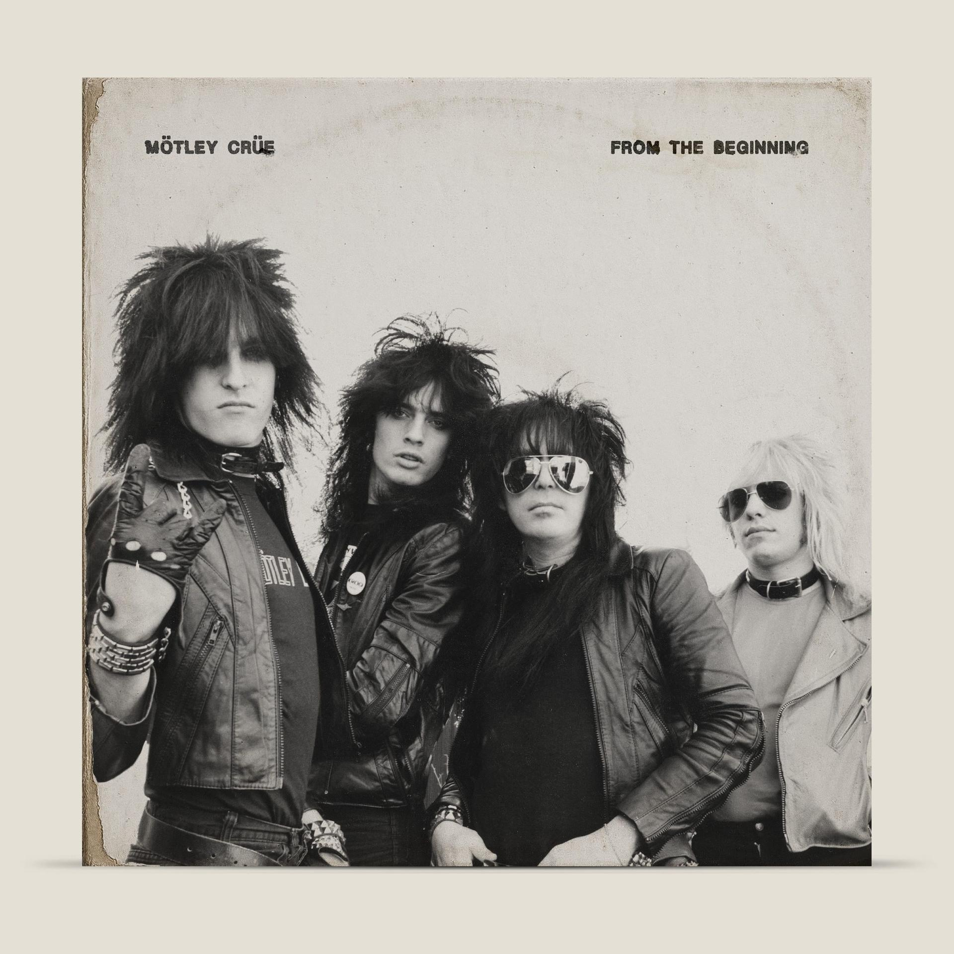 Pochette de l'album de Mötley Crüe, membres du groupe en blousons de cuir. Le texte dit "From the Beginning".