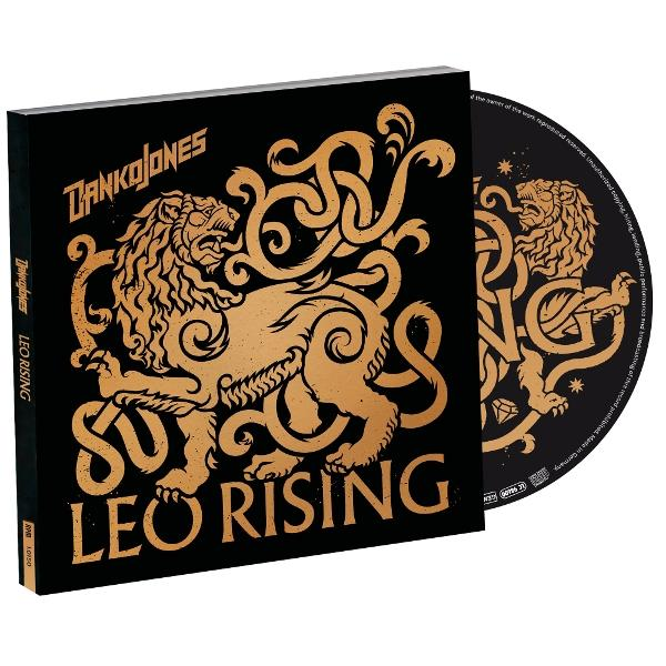 CD-hoes en schijf, zwarte achtergrond met gouden leeuwenontwerp en tekst 'Leo Rising'. De CD is gedeeltelijk zichtbaar, met hetzelfde ontwerp.