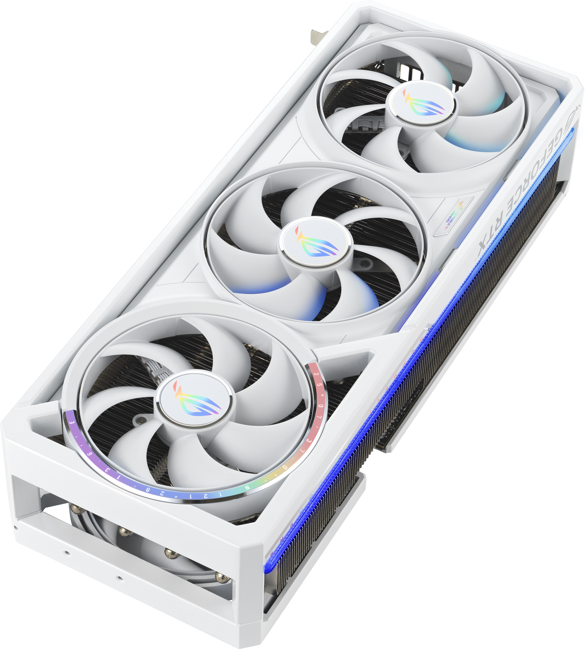 Scheda grafica bianca con tre ventole, luci RGB e logo ROG. Su superficie bianca.