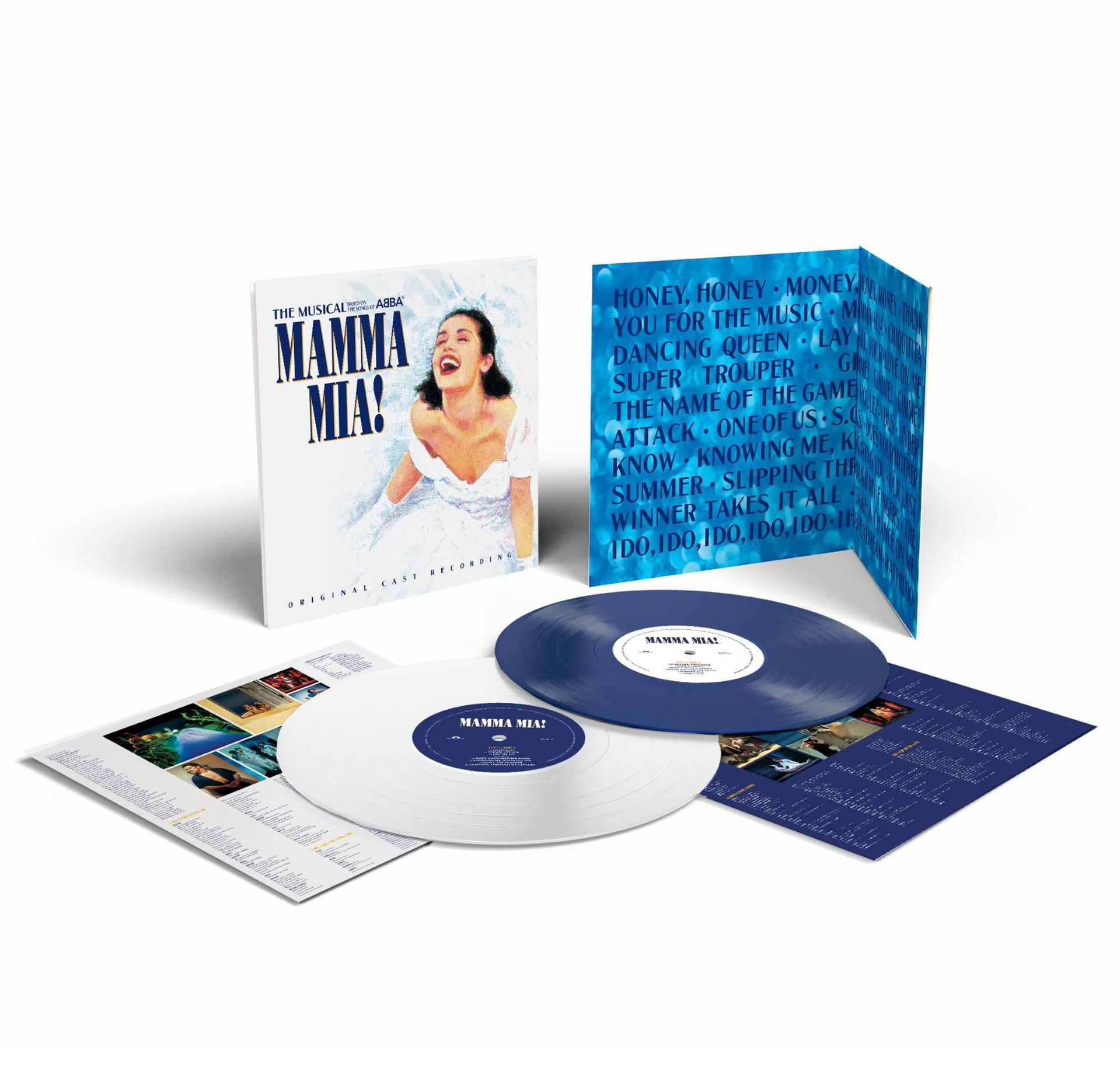 A Mamma Mia! musical albumának borítója. Albumművészetet, bakelit lemezeket és dalszövegeket tartalmaz. Fehér háttér.