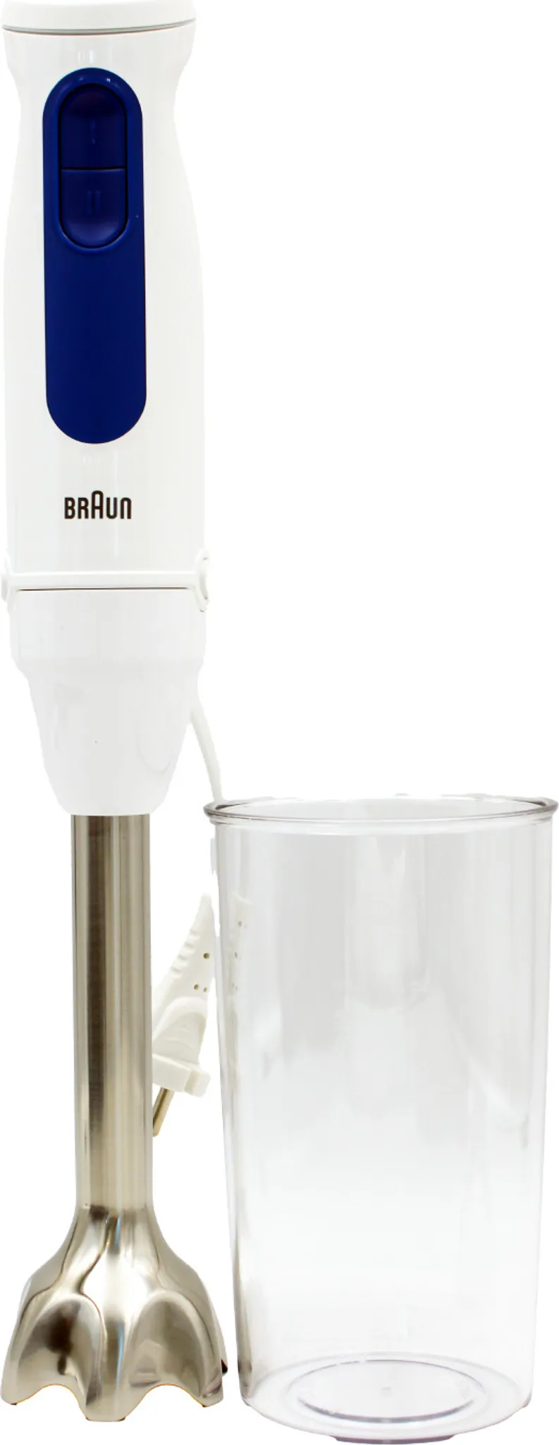 Biało-niebieski blender ręczny Braun z przezroczystym plastikowym kubkiem obok. Blender ma ostrze ze stali nierdzewnej.