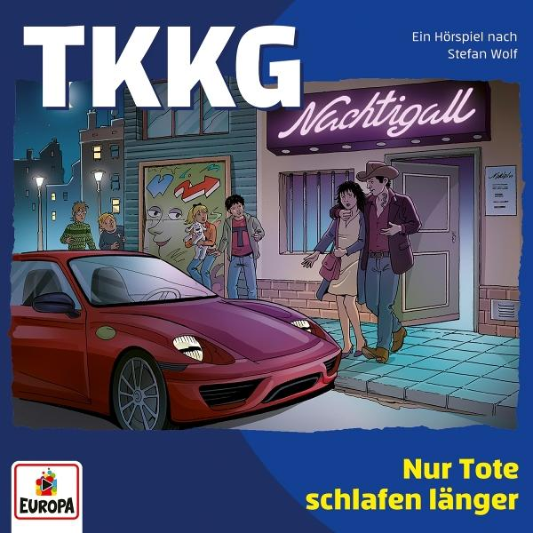 Ein rotes Auto parkt auf einer Straße mit Leuten. Ein Paar geht auf einen Club namens Nachtigall zu. TKKG-Titel oben.