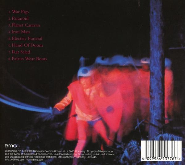 Albumcover mit verschwommenen Figuren in Rot und Weiß, die Schwerter halten, in einem dunklen Wald. Titelliste links. Barcode rechts.