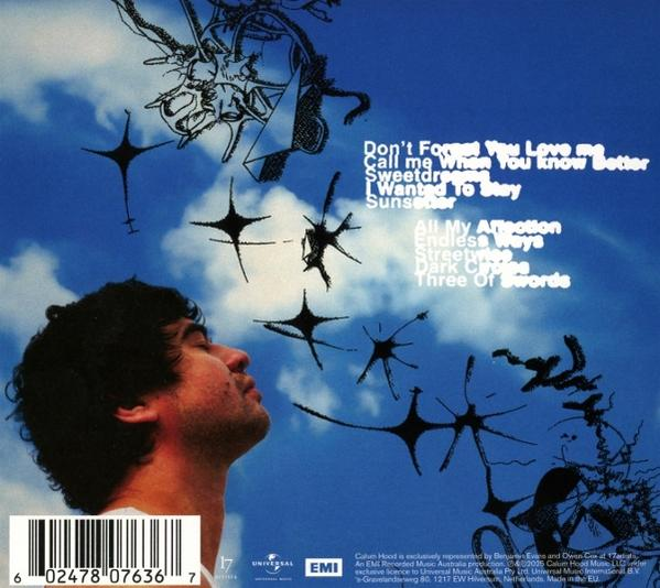 Ein Mann blickt in den blauen Himmel mit abstrakter Kunst und Text. Albumtracks sind auf der rechten Seite aufgelistet, unten ein Barcode.