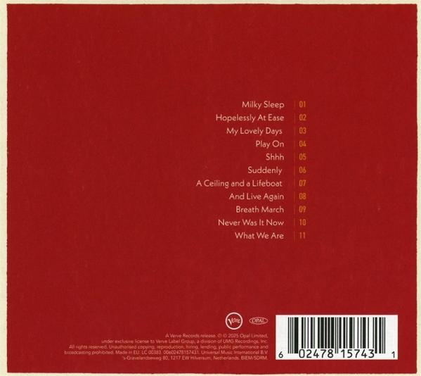 Rote CD-Hülle mit Titeln in weißer Schrift. Barcode und Copyright-Informationen unten.