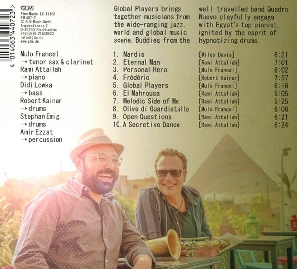 Zwei lächelnde Männer, einer mit Hut und Brille, hält ein Saxophon. Text links und rechts, und das CD-Cover.