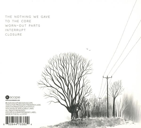 Schwarz-Weiß-Illustration eines kahlen Baumes, Stromleitungen und Text. Der Himmel ist leer. Der Boden zeigt etwas Gras.