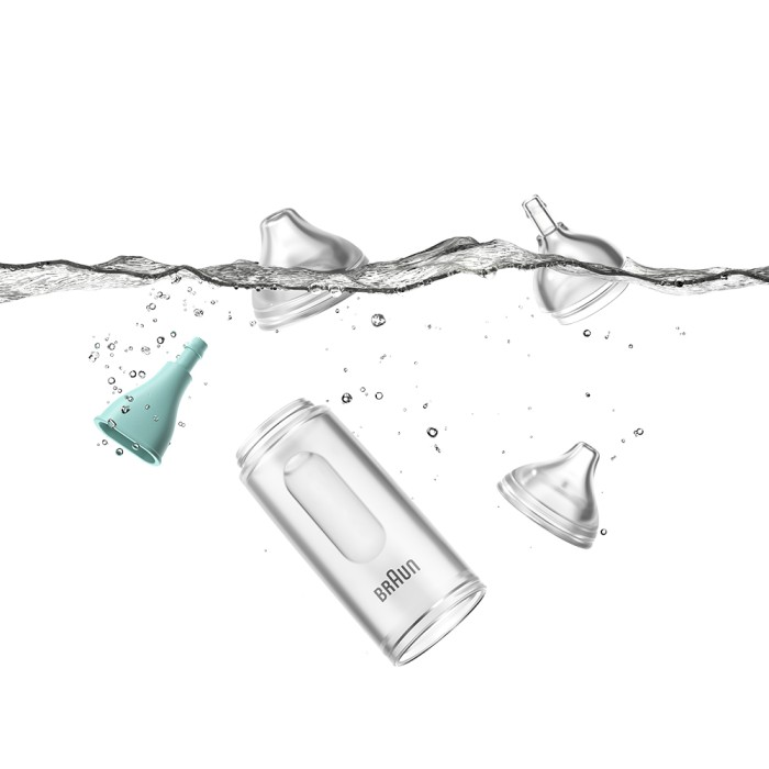 Części butelki dla dziecka zanurzone w wodzie. Niebiesko-zielony zawór, przezroczyste butelki i smoczki unoszą się. Widoczne logo Braun.