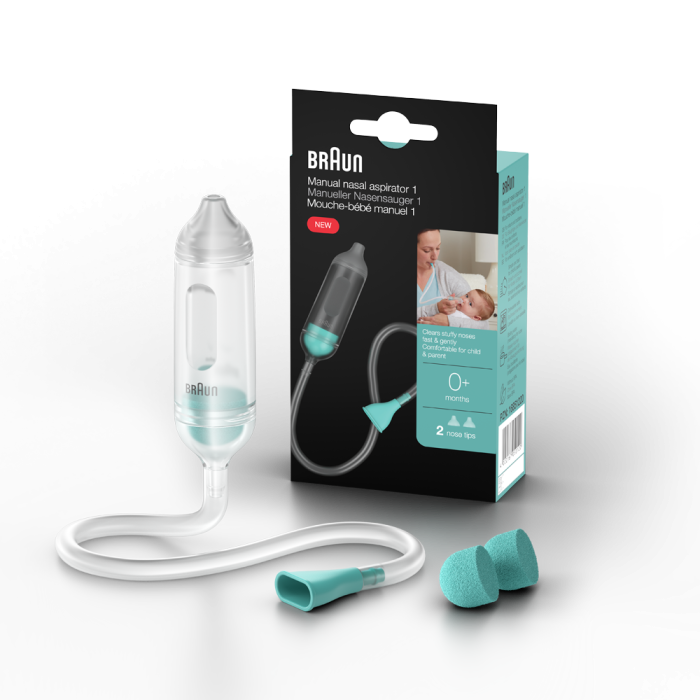Zestaw aspiratora do nosa Braun. Zawiera główne urządzenie, dwie zapasowe końcówki i pudełko produktu ze zdjęciami.