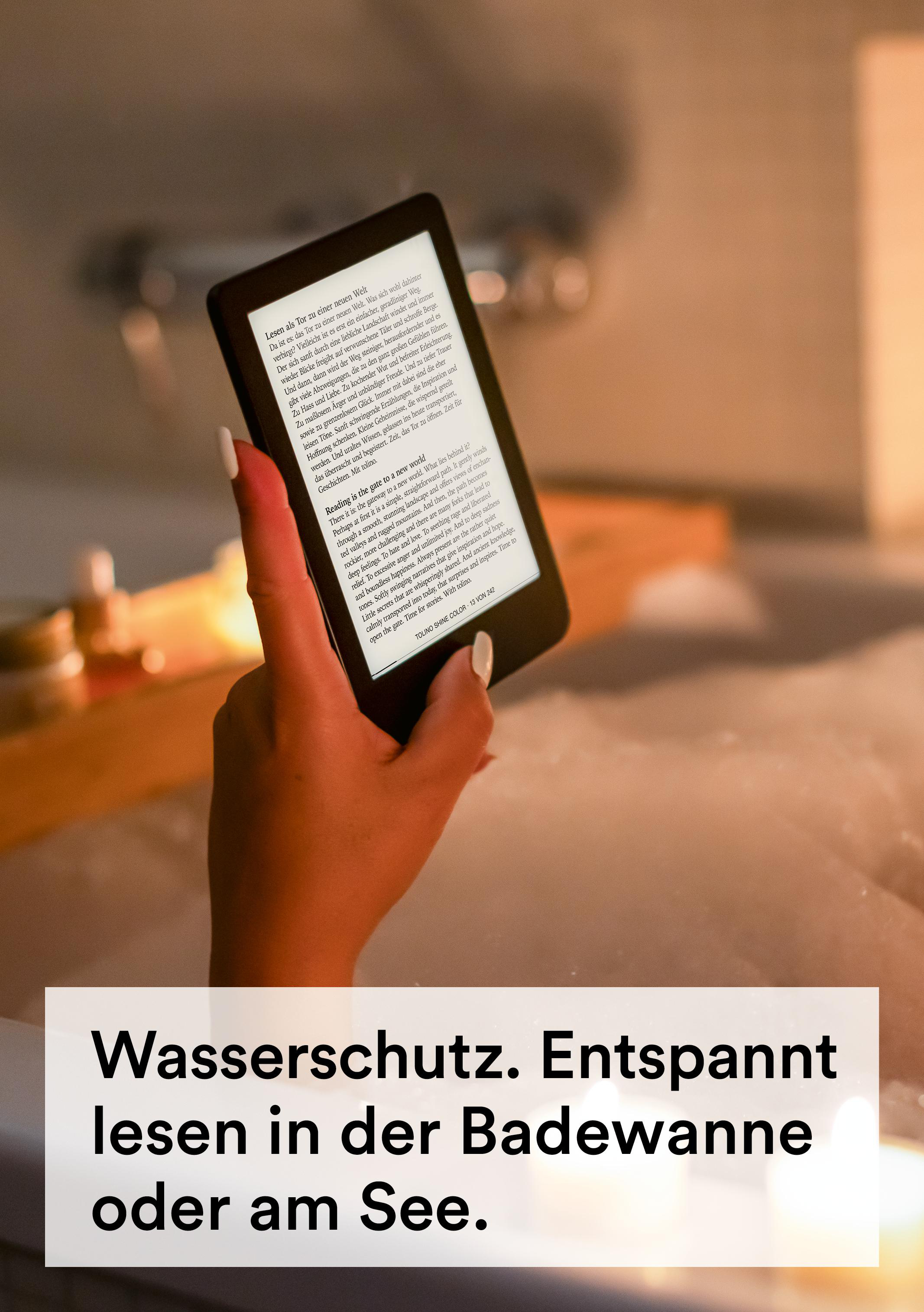 Eine Hand hält ein Lesegerät in einer Badewanne. Das Lesegerät zeigt Text an. Text darunter: "Wasserschutz. Entspannt lesen."