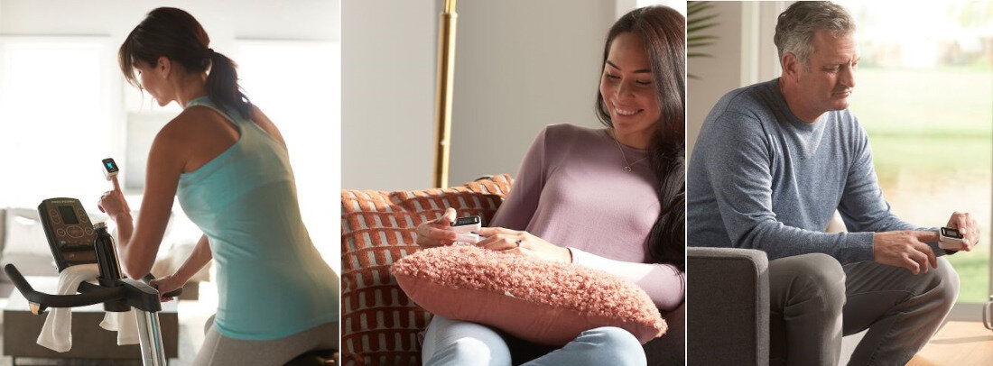 Trzy osoby używają pulsoksymetrów. Jedna na rowerze stacjonarnym, jedna na kanapie i jedna w fotelu.