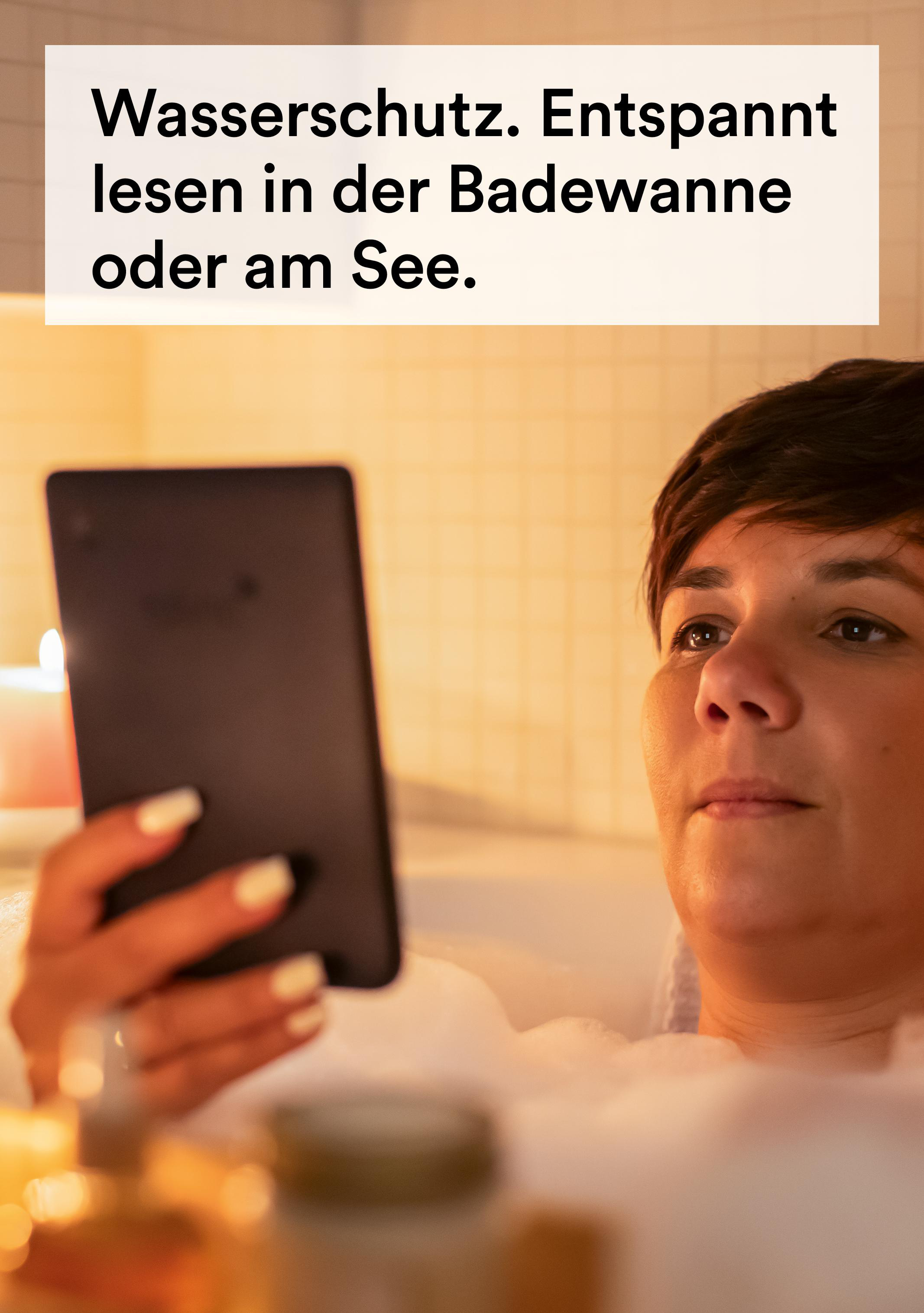 Eine Frau in einer Badewanne hält ein Tablet. Der Text oben lautet: 'Wasserschutz. Lesen Sie in der Badewanne oder am See.'