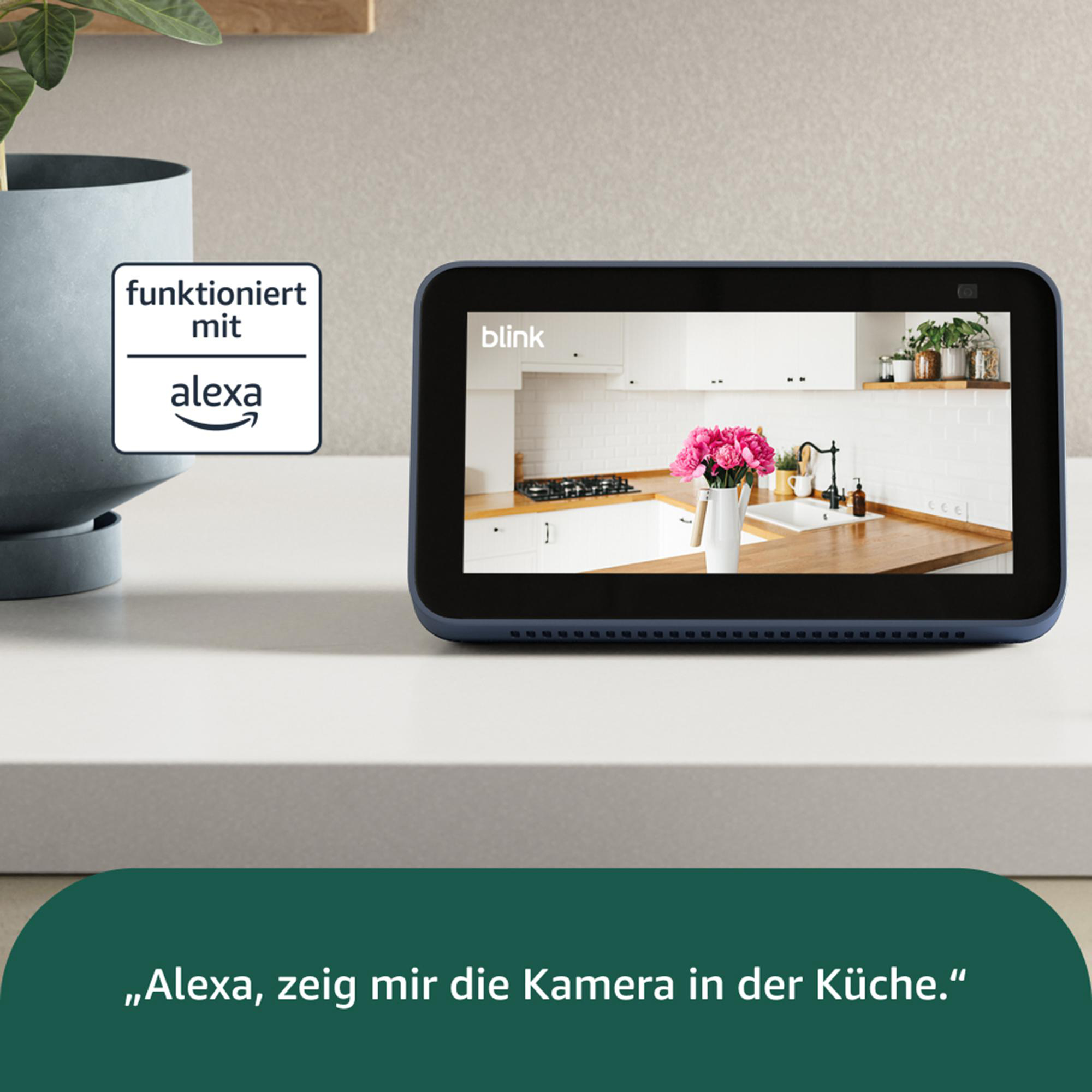 Ein Smart Display zeigt eine Küche. Text: Alexa, zeig mir die Kamera in der Küche.