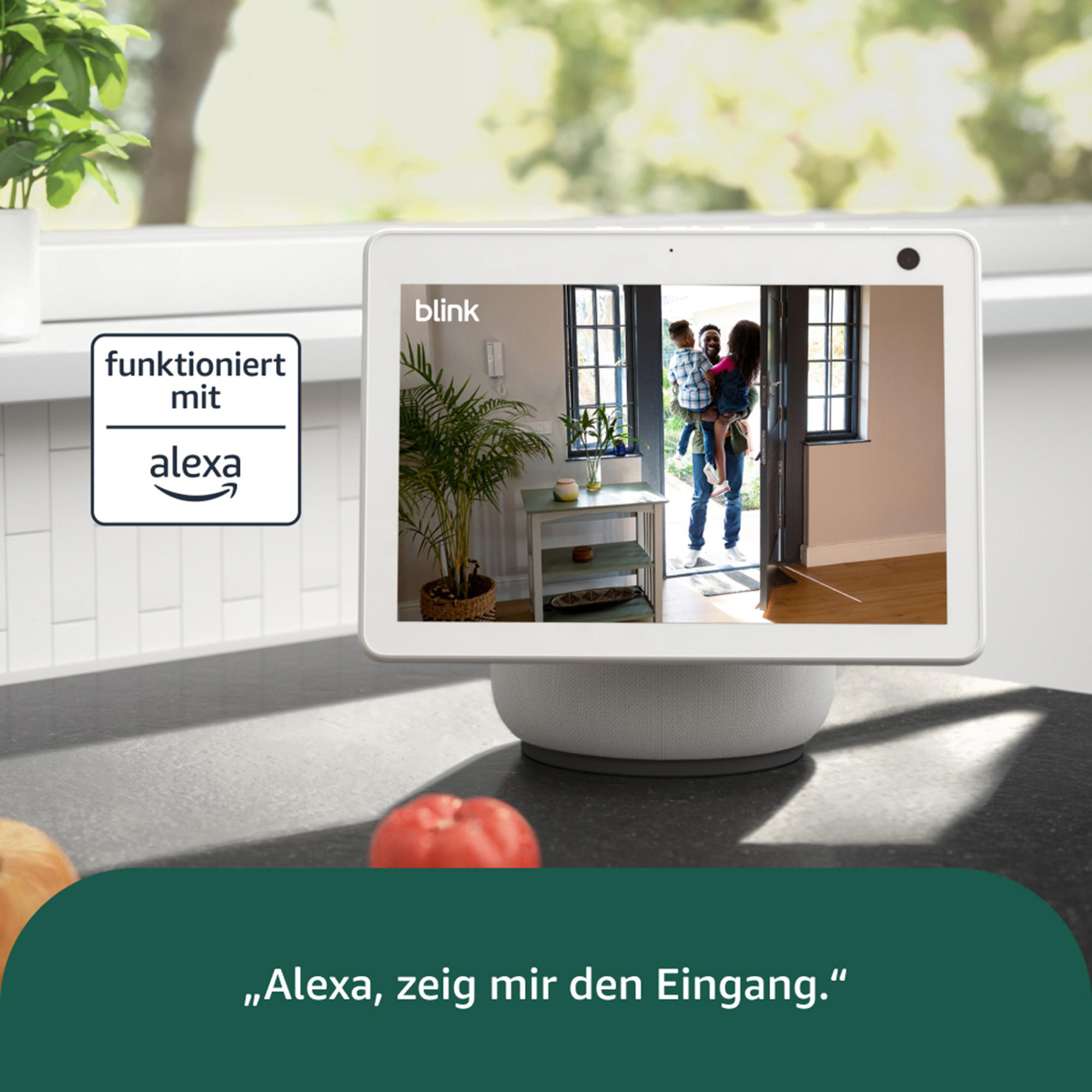 Ein intelligentes Display zeigt eine Familie an der Tür. Es steht auf einem grauen Sockel. Der Bildschirm zeigt eine Familie an der Tür.