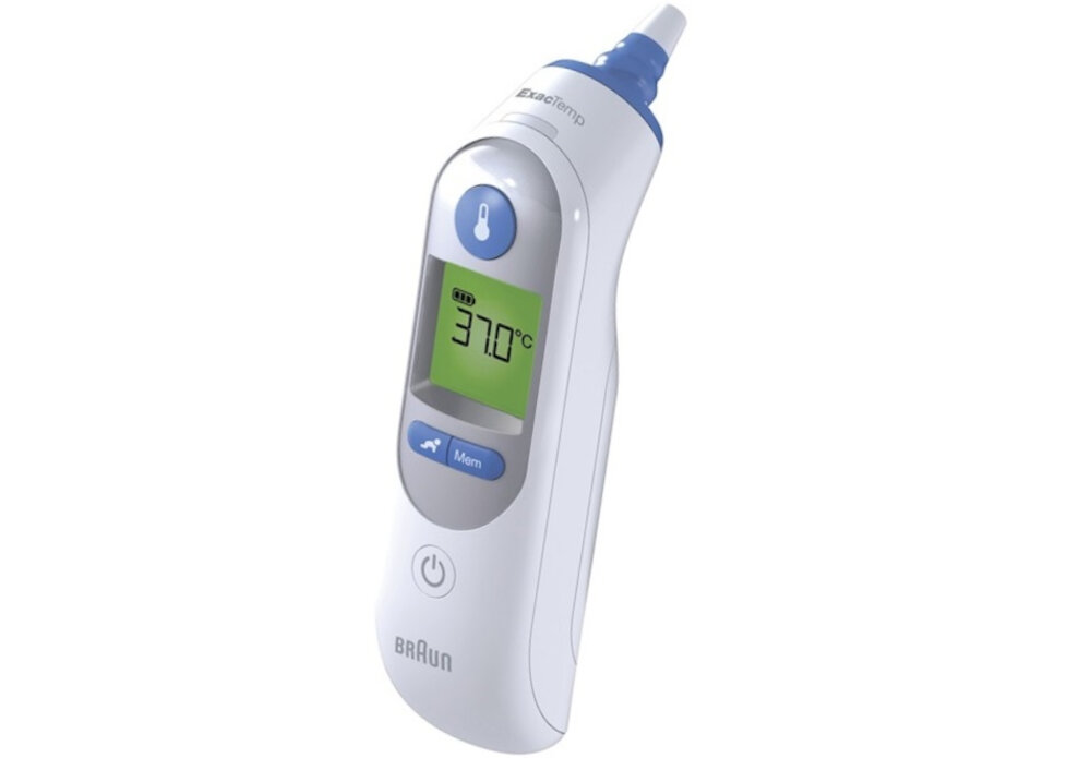 Biało-niebieski termometr douszny Braun wyświetla 37,0°C na zielonym ekranie. Posiada przyciski i nazwę marki.