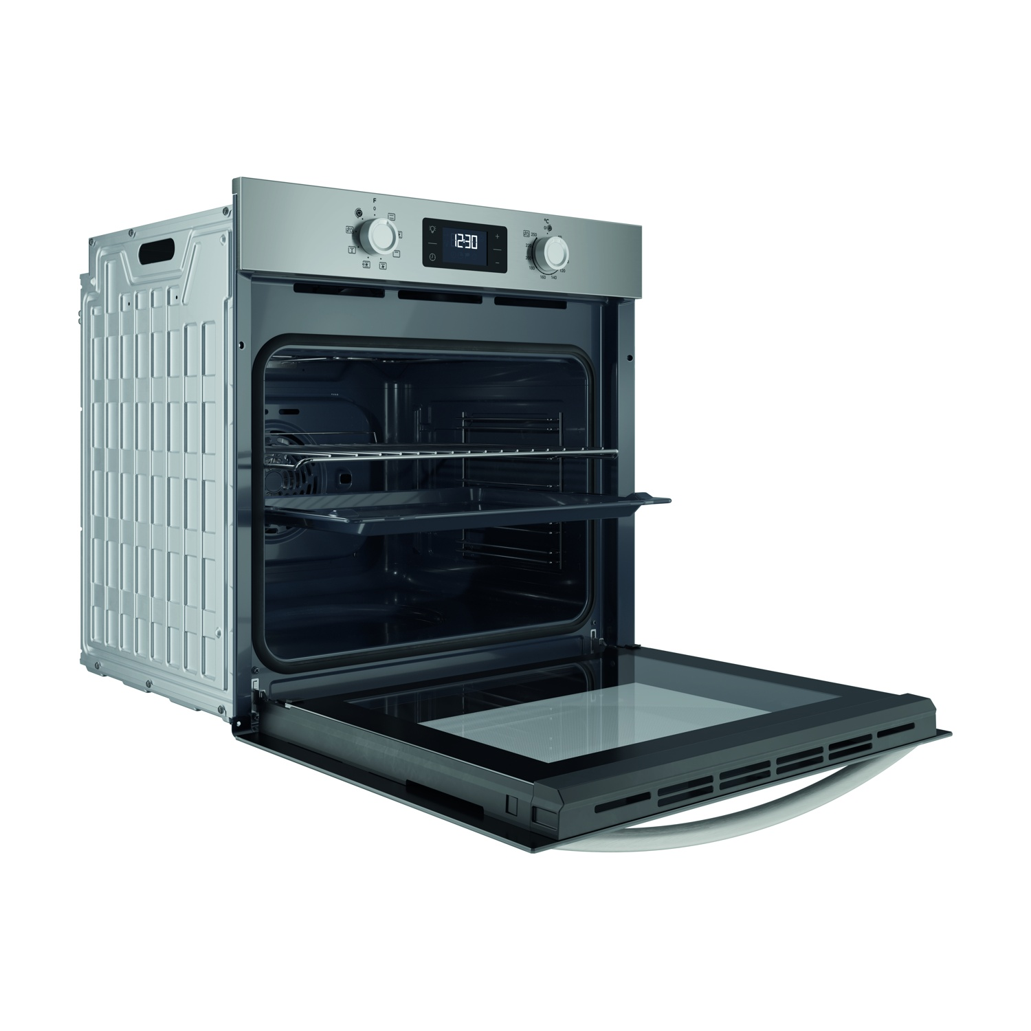 Un forno in acciaio inossidabile con la porta aperta. L'interno ha delle griglie. L'ora 12:30 è visualizzata. Le manopole sono visibili sopra.