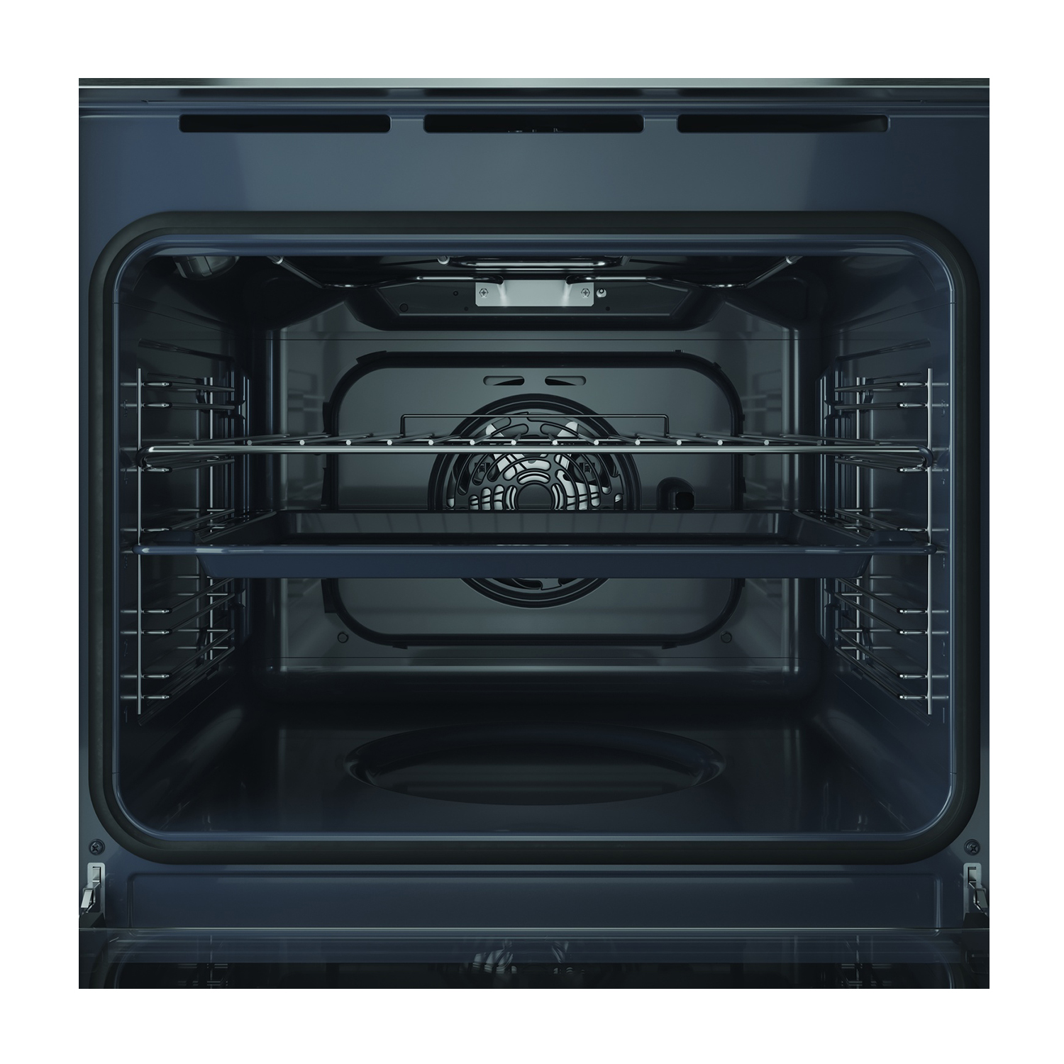 Interno del forno aperto. Sono visibili due griglie, un vassoio e una ventola. Il forno è scuro con interno metallico, pulito e vuoto.