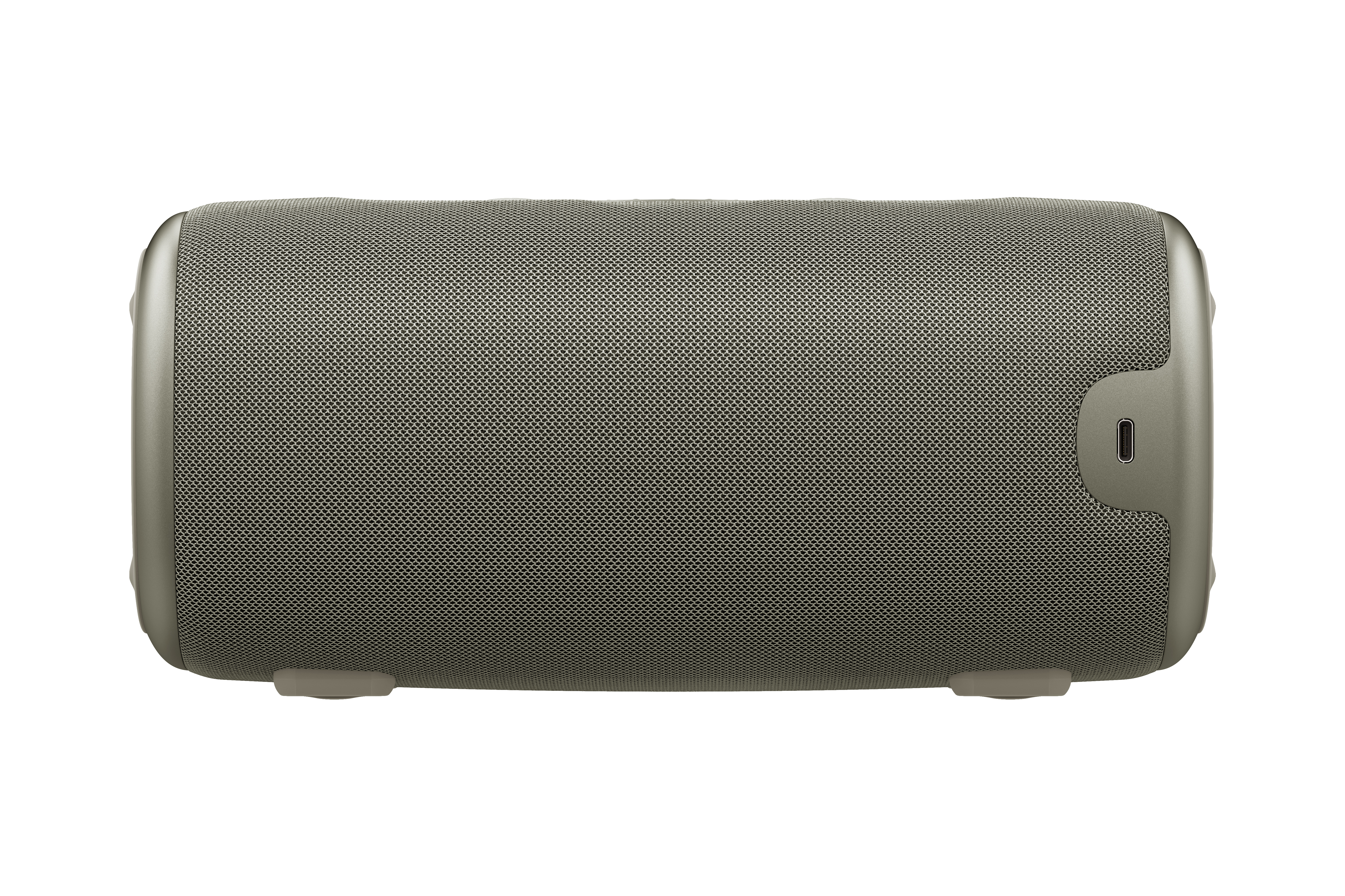 Örgü kapaklı, silindirik, zeytin yeşili bir hoparlör. Bir USB-C bağlantı noktası görünür. Arka plan beyazdır.