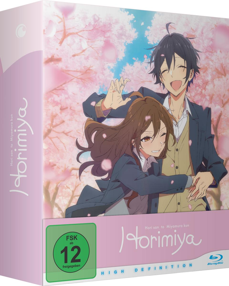 Anime-Box-Art: ein lächelndes Paar unter Kirschblüten. Text sagt „Horimiya“. Ein Rating-Abzeichen ist vorhanden.