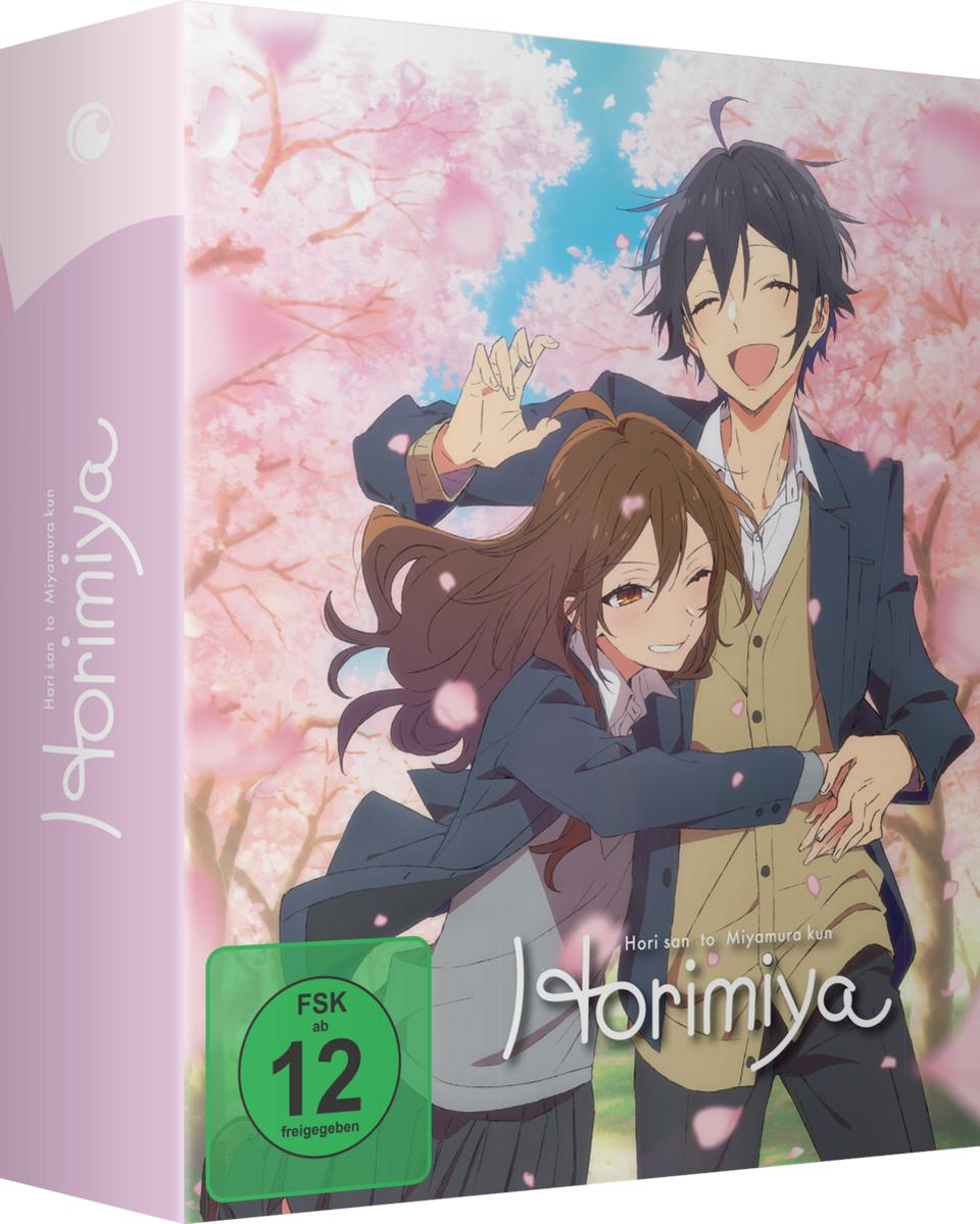 Anime-Box-Art: lächelndes Paar vor Kirschblüten. Titel: Horimiya. FSK 12 Bewertung. Rosa und blaues Farbschema.