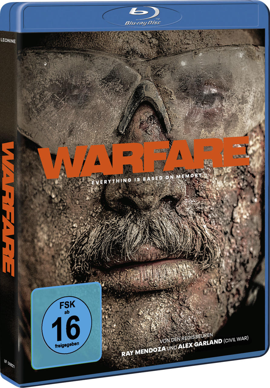 Blu-ray-Cover für 'Warfare'. Ein Gesicht ist mit Schlamm bedeckt, mit orangenem Titeltext. Unten befindet sich ein blaues Bewertungsschild.