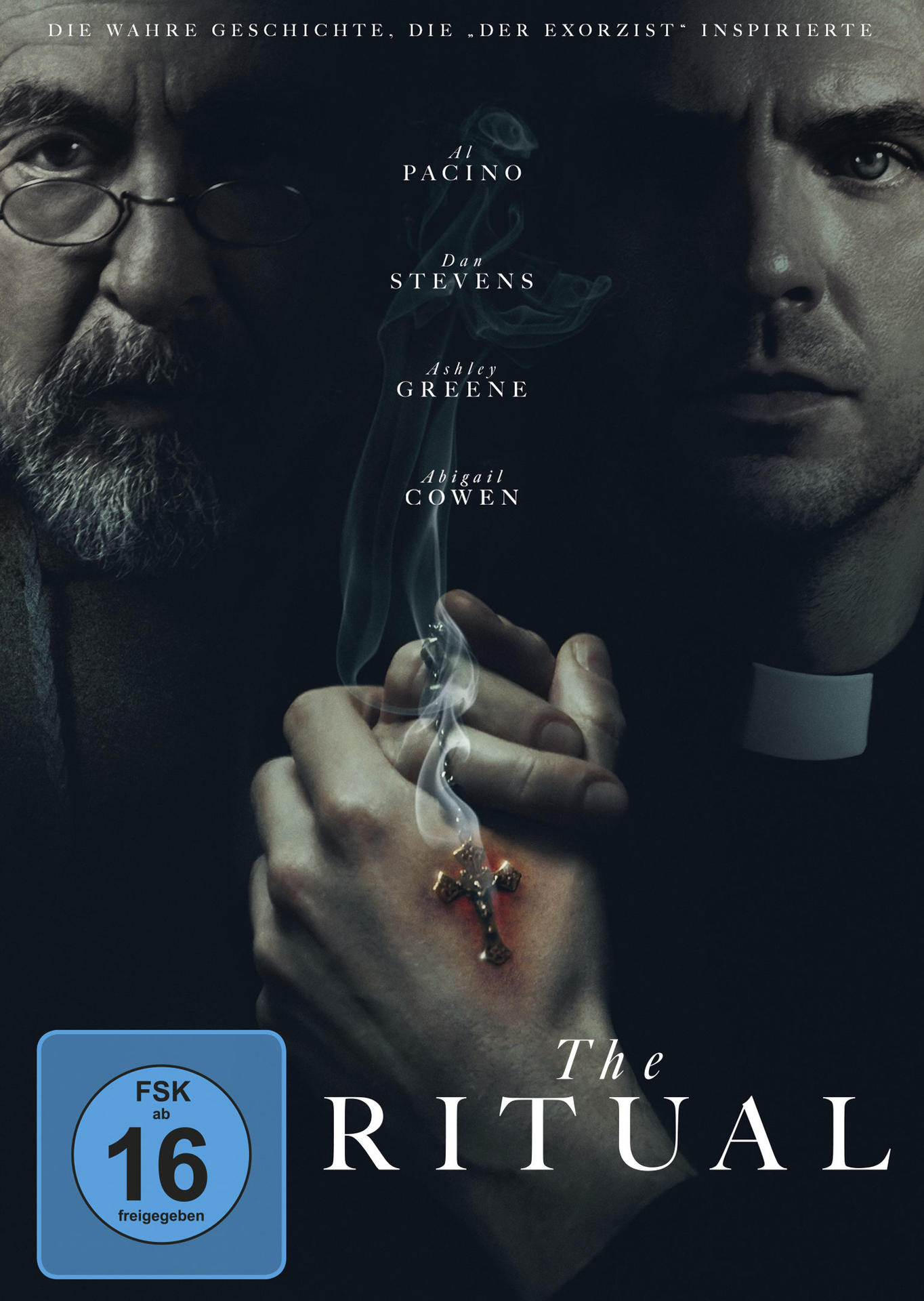 Filmposter: Gesichter zweier Männer, einer mit Brille, der andere im Kragen. Eine Hand hält ein Kreuz, Rauch steigt auf. Titel: The Ritual.