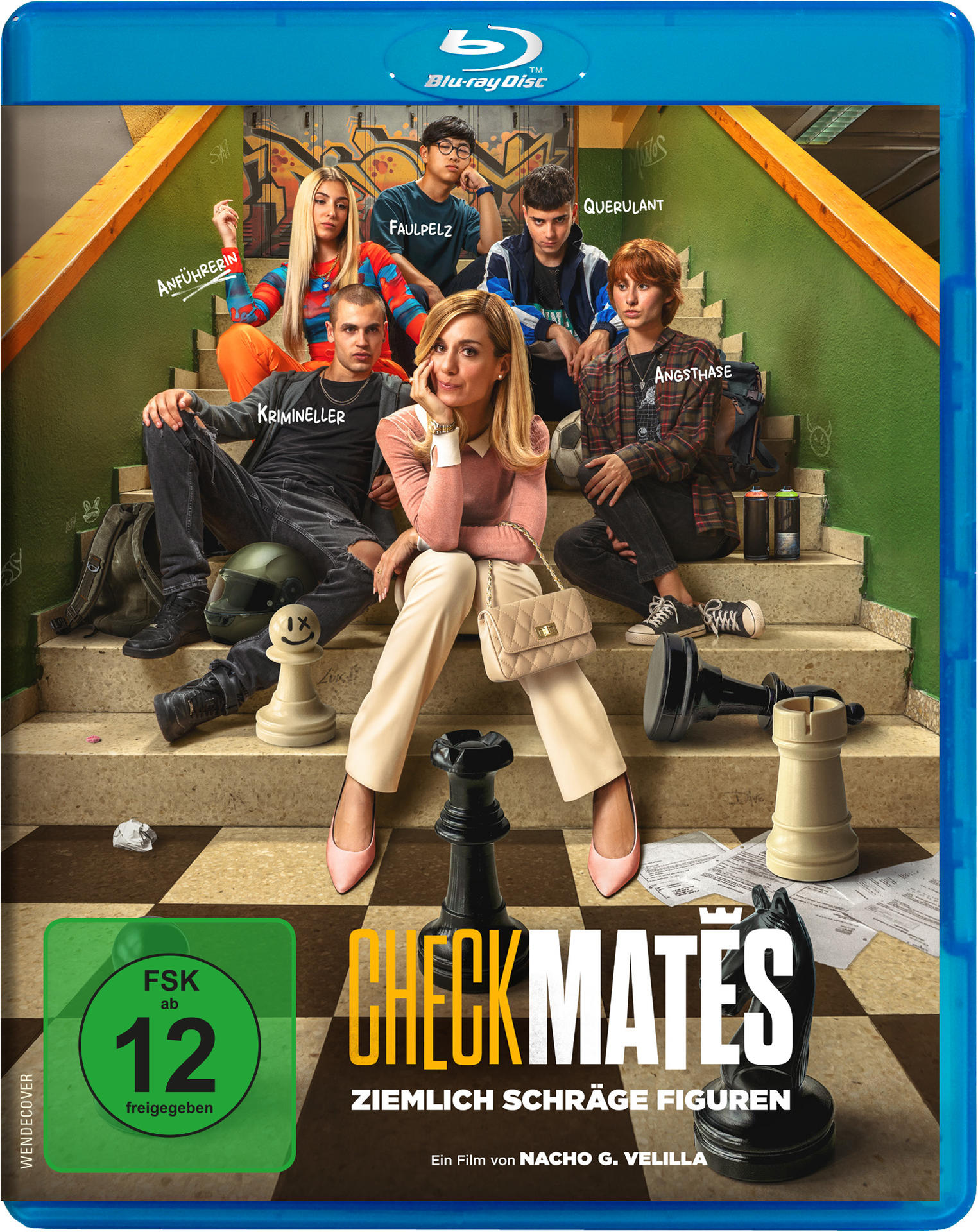Blu-ray-Cover. Eine Gruppe von Leuten auf Treppen. Schachfiguren sind vorne. Der Titel lautet 'CHECK MATES' und 'ZIEMLICH SCHRÄGE FIGUREN'.