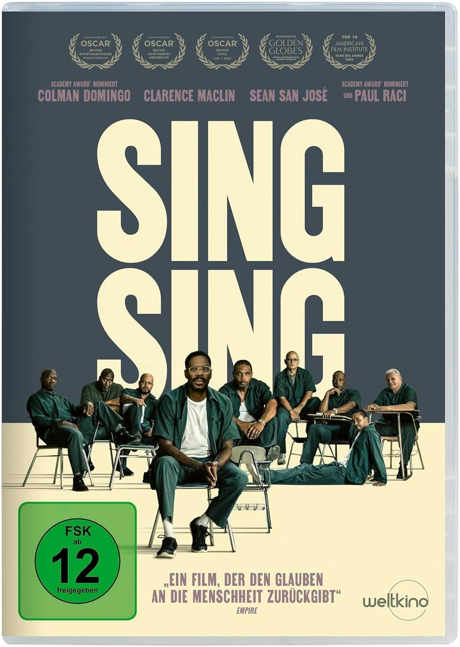 Filmcover mit Titel 'Sing Sing'. Männer in grünen Uniformen sitzen und stehen. Auszeichnungen und Namen oben.