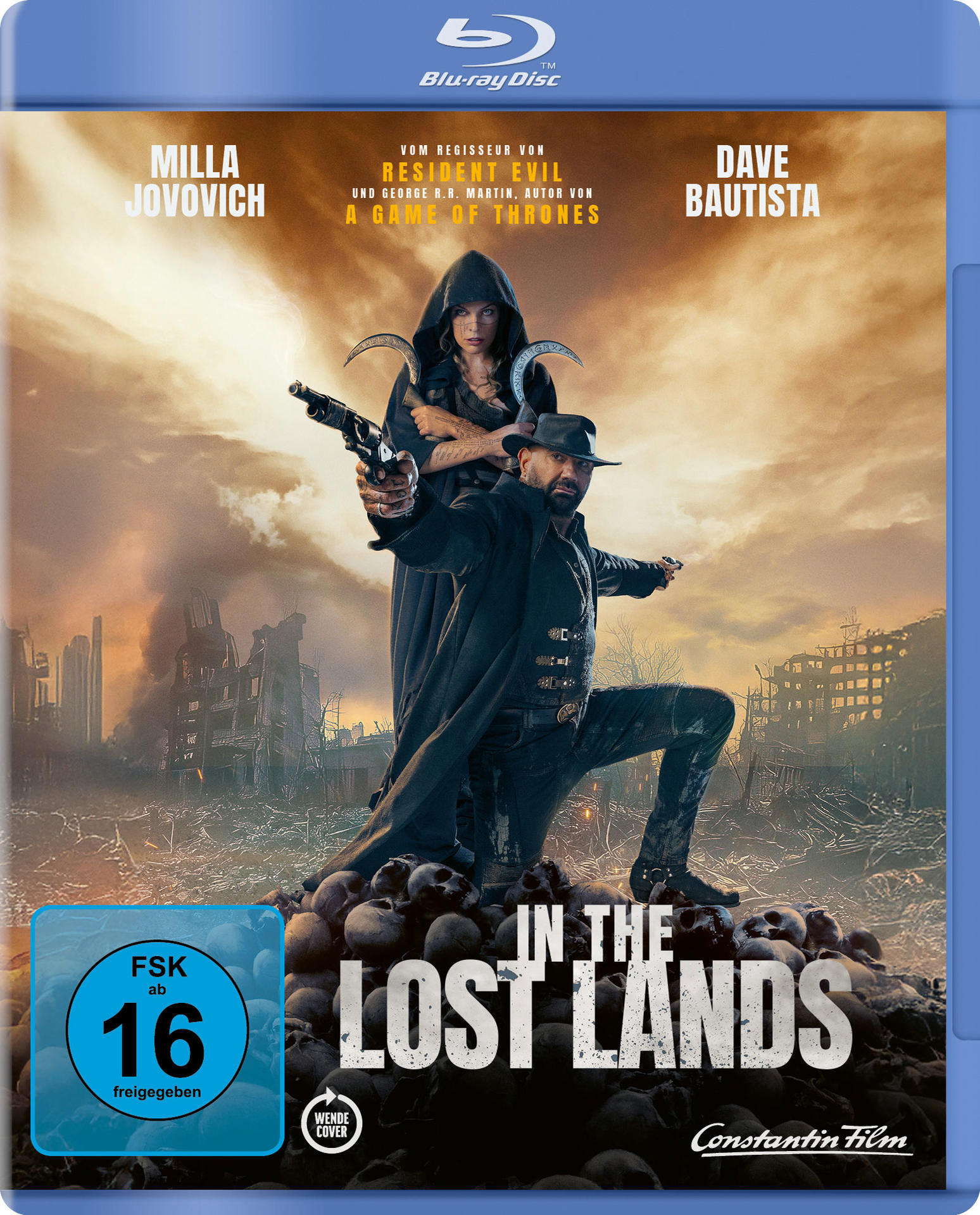 Filmcover. Zwei Personen mit Waffen, einer Pistole und Klingen, stehen auf Schädeln. Im Hintergrund eine zerstörte Stadt.