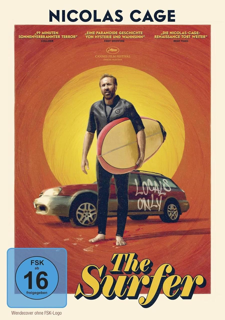 Poster von Nicolas Cage mit Surfbrett. Ein Auto ist hinter ihm. Der Hintergrund hat eine Sonne. Der Titel lautet The Surfer.
