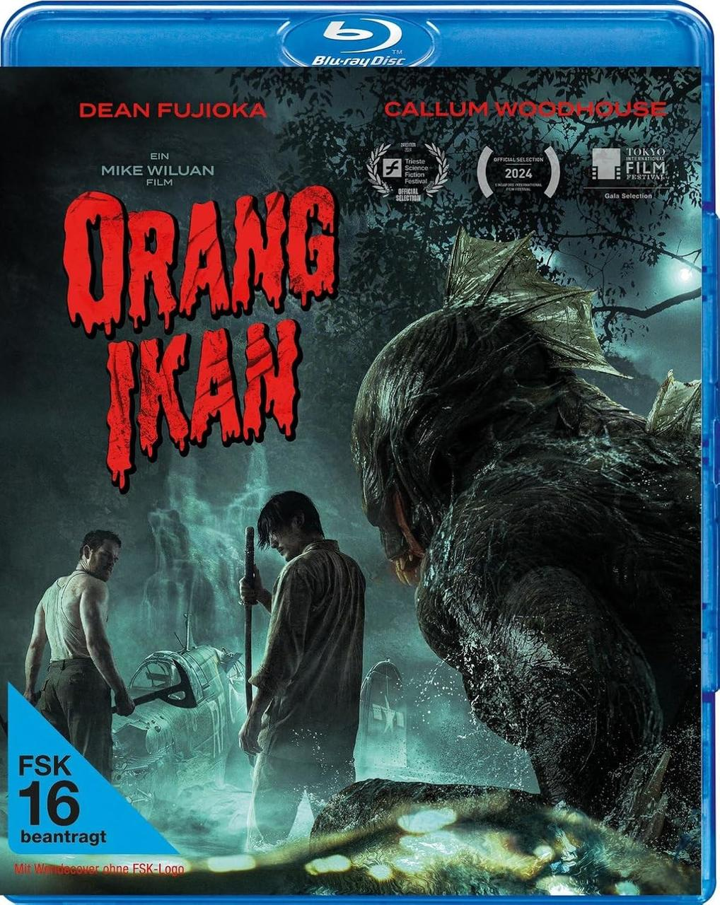 Filmcover. Titel 'Orang Ikan'. Rechts ein Monster mit scharfen Zähnen. Zwei Männer mit Waffen stehen vor einem abgestürzten Fahrzeug.