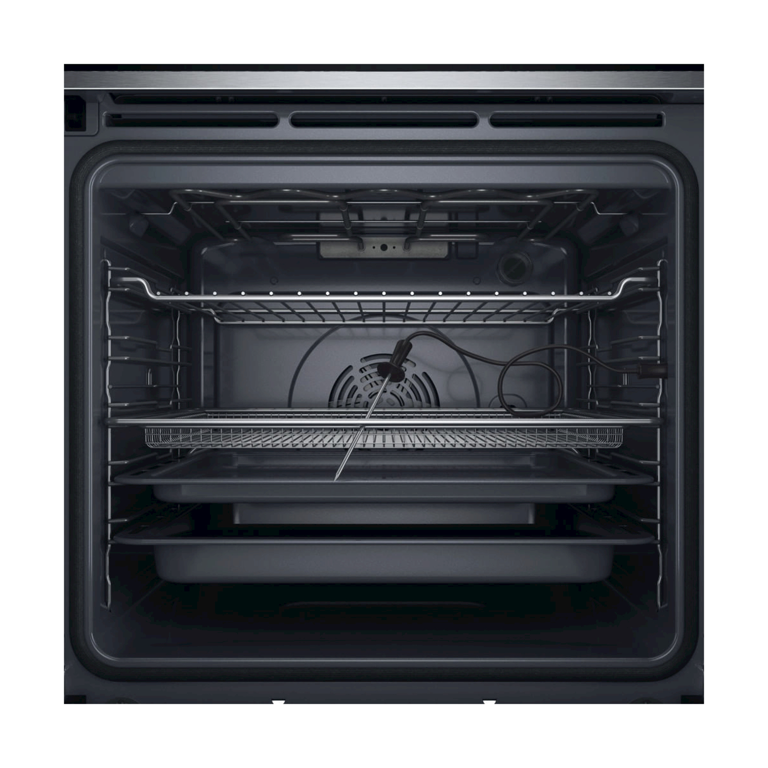 Vista interna di un forno scuro con griglie, una ventola e una sonda di temperatura. Ci sono vassoi all'interno.