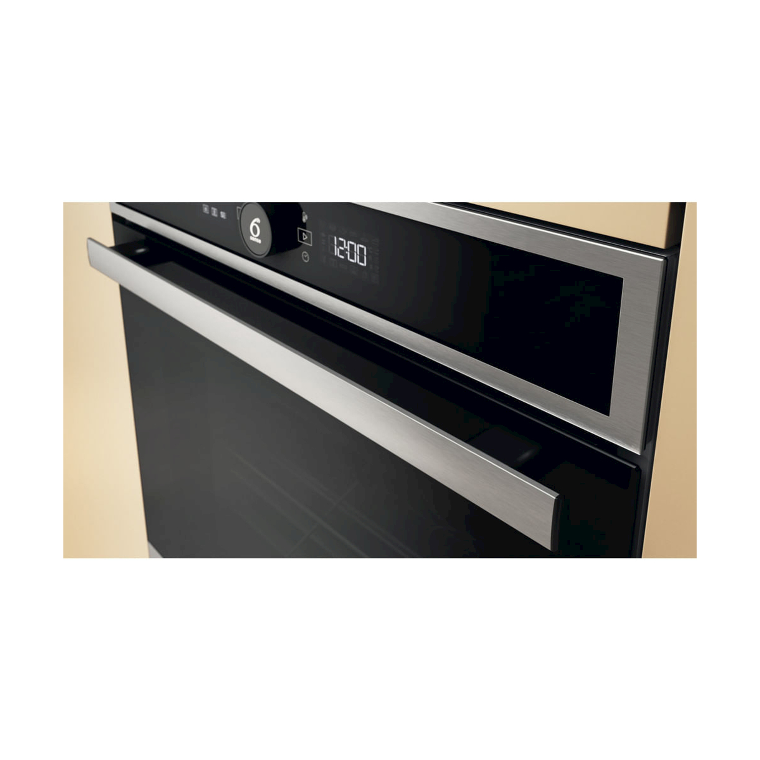 Primo piano di un forno nero con display digitale 12:00. Ha maniglia e cornice argentate. Lo sfondo è beige.