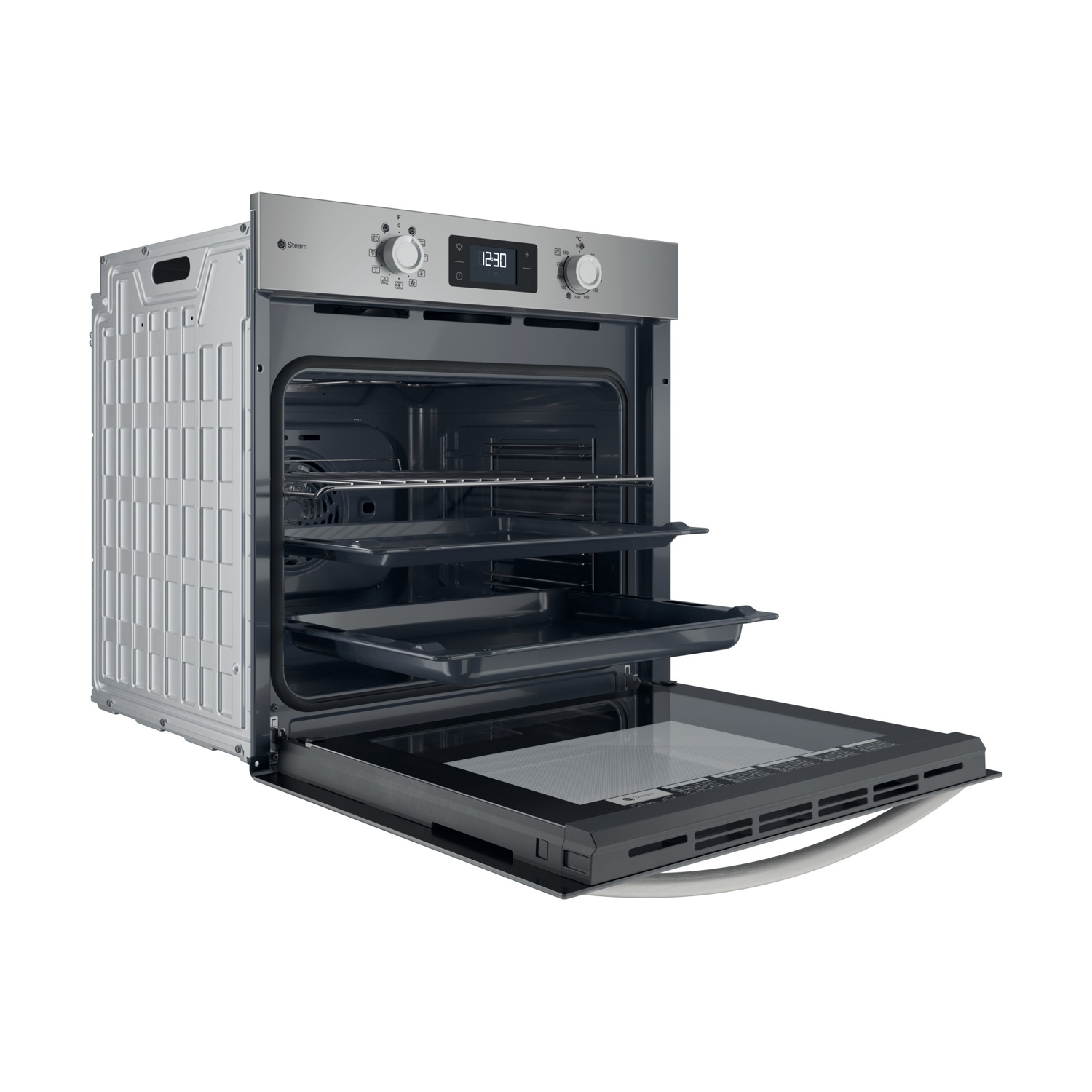 Un forno in acciaio inossidabile con la porta aperta. All'interno ci sono vassoi e griglie. Un orologio digitale mostra 12:30.
