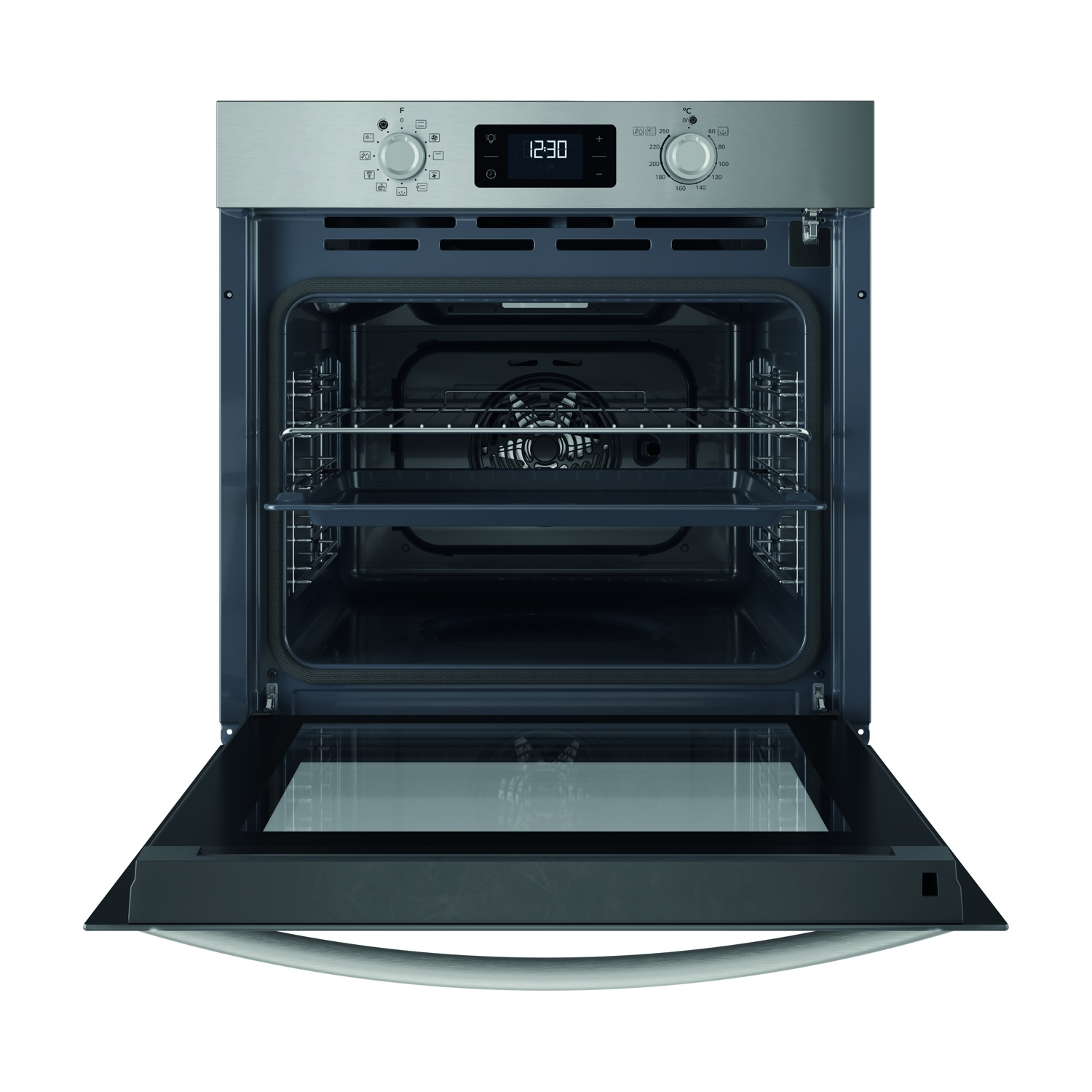 Un forno aperto con la porta abbassata. All'interno ci sono griglie e una ventola. Sopra ci sono manopole e un display digitale che mostra 12:30.