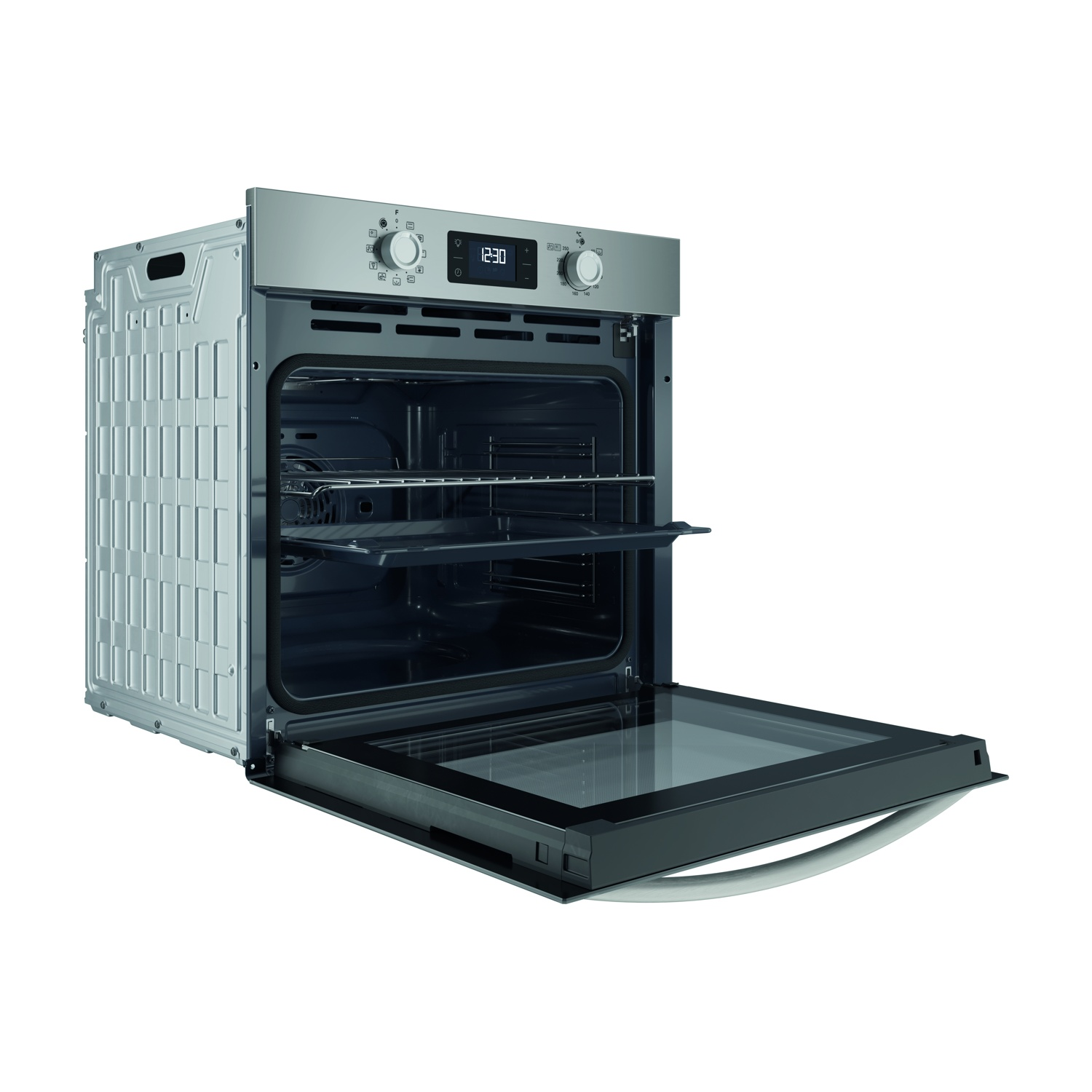 Forno in acciaio inox, porta aperta. Interno visibile con griglie. Display digitale mostra l'ora. Manopole e controlli.