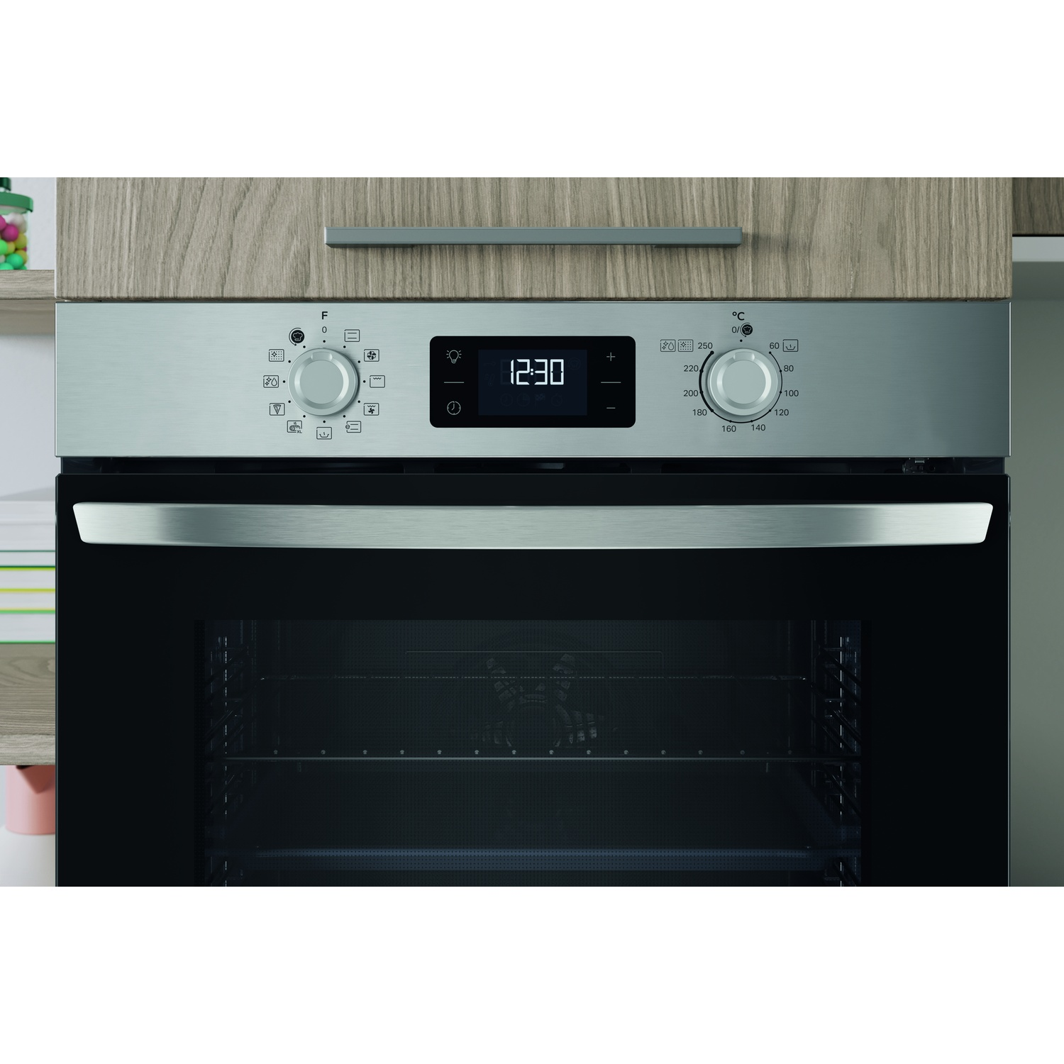 Un forno con orologio digitale che mostra le 12:30. Ha manopole di controllo e una porta a vetri. Lo sfondo è un mobile in legno.