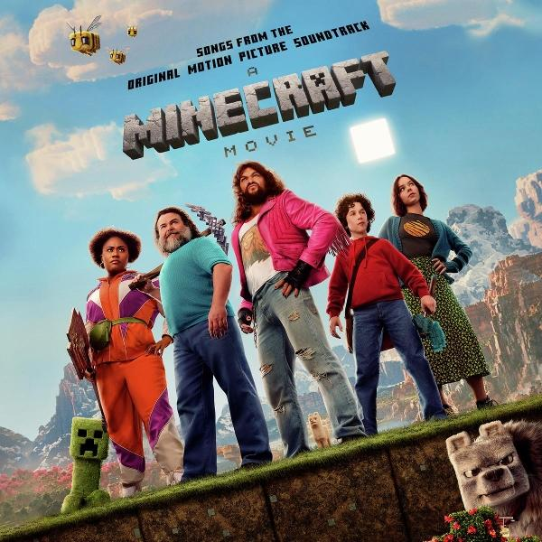 Poster für den Minecraft-Film. Charaktere stehen auf einem Sims. Titel oben. Bienen und Creeper sind vorhanden. Jack Black, Jason Momoa und andere.