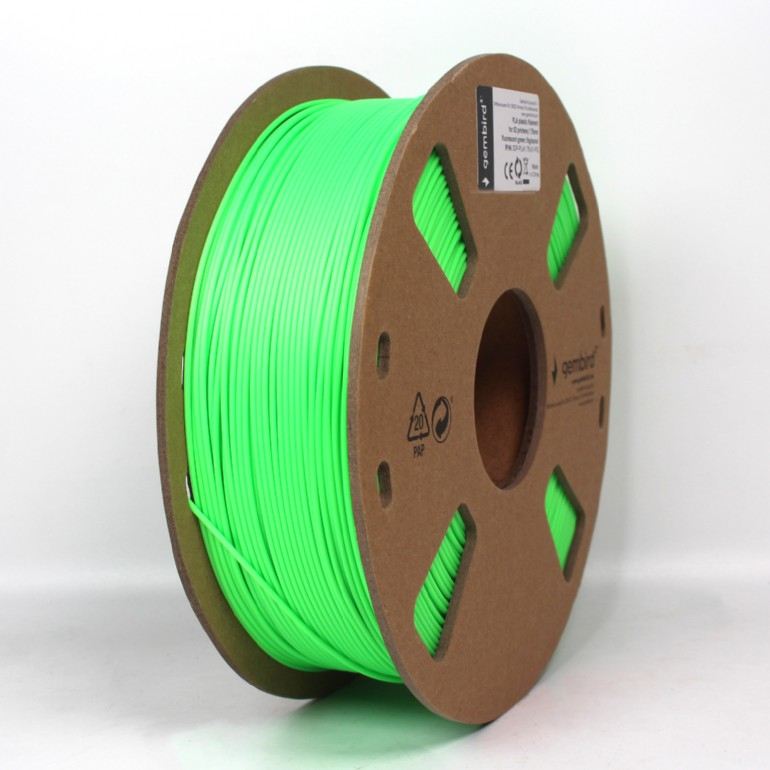 Egy zöld 3D nyomtató filament tekercs. A tekercs kartonból van. A filament élénkzöld. A háttér fehér.