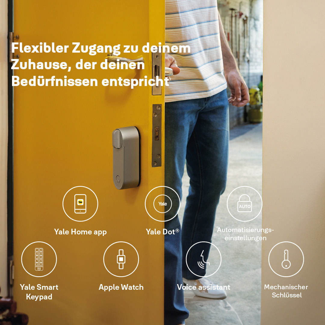 Eine Person öffnet eine gelbe Tür mit einem silbernen Yale Smart Lock. Zu den Merkmalen gehören Yale Home App, Yale Dot, Apple Watch und Sprachassistent.