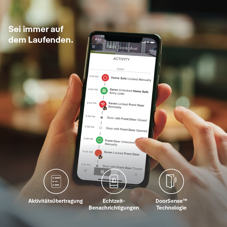 Eine Person hält ein Telefon, das ein Smart-Home-Aktivitätsprotokoll anzeigt. Der Bildschirm zeigt Sperr-/Entsperrereignisse.