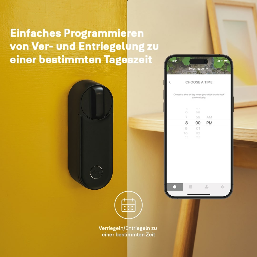 Schwarzes Smart Lock an gelber Tür. Ein Telefon zeigt einen Bildschirm zur Zeitauswahl. Text auf Deutsch beschreibt zeitbasiertes Verriegeln.