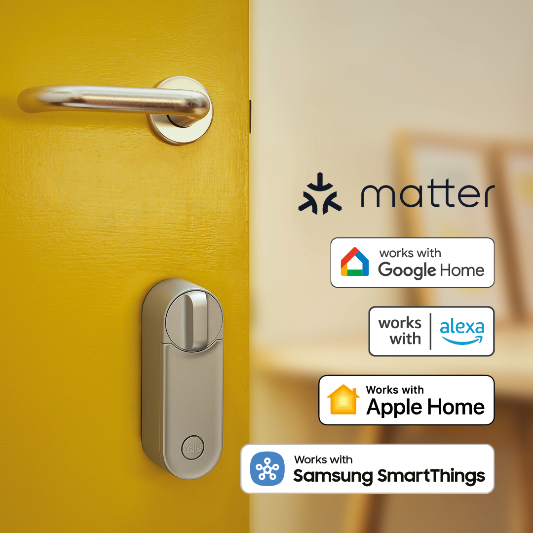Eine gelbe Tür mit silbernem Griff und Schloss. Logos für Google Home, Alexa, Apple Home und Samsung SmartThings sind zu sehen.