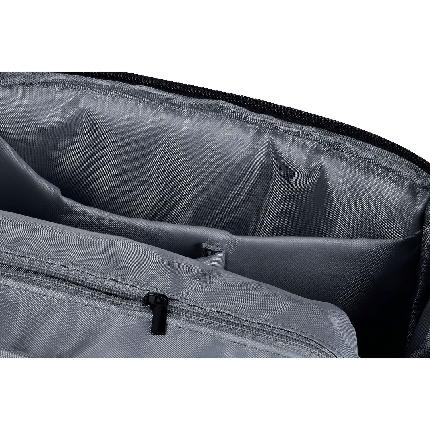 Gros plan sur l'intérieur d'un sac gris. Fermetures éclair, compartiments et une tirette noire sont visibles.