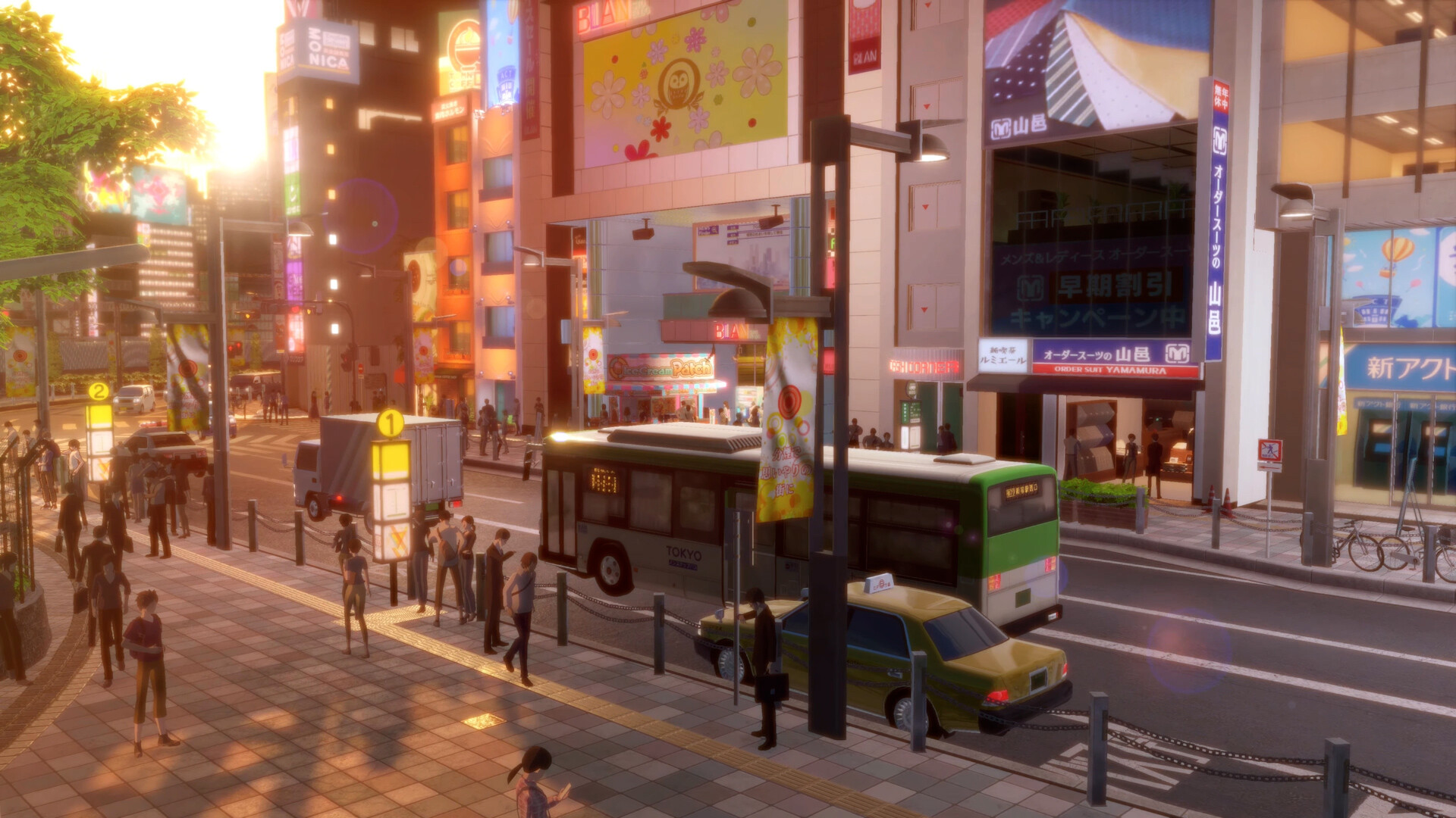 Eine belebte Stadtstraße mit Gebäuden, einem Bus, einem Taxi und Fußgängern. Schilder sind auf Japanisch. Der Himmel ist hell mit einem Sonnenuntergangsglühen.