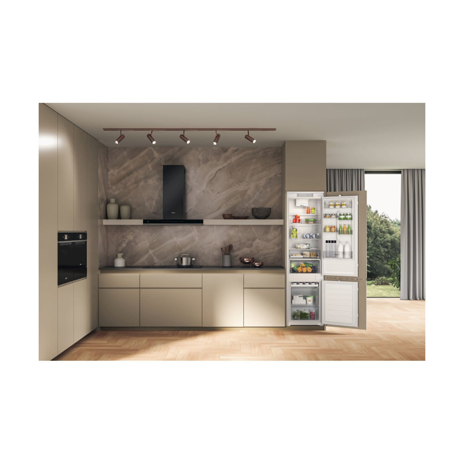 Cucina moderna con frigorifero aperto. Contiene cibo. Visibili pavimento in legno, mobili marroni e una cappa nera.