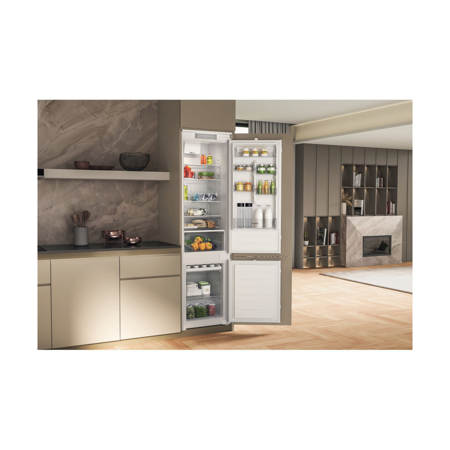 Frigorifero aperto in cucina moderna. Ripiani pieni di cibo. Mobili da cucina e camino visibili sullo sfondo.