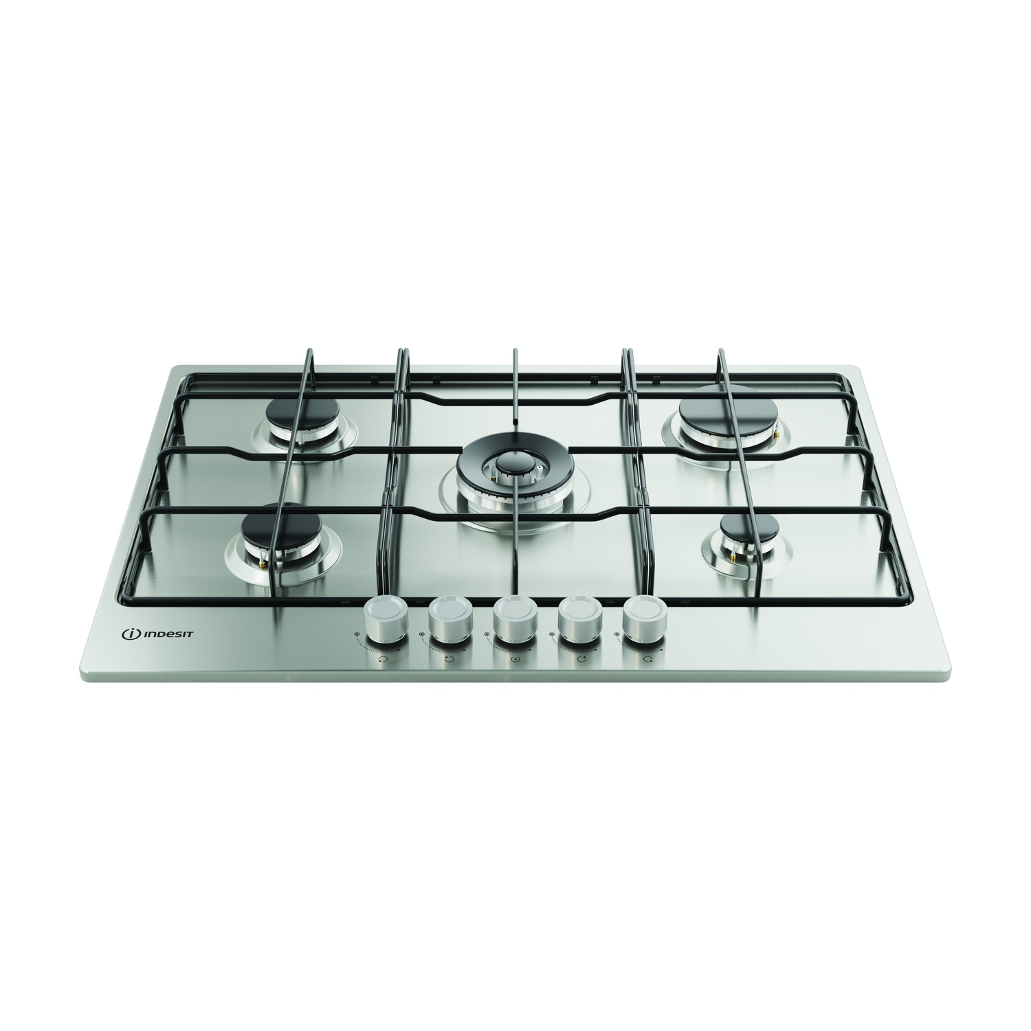 Un piano cottura a gas Indesit in acciaio inox. Cinque fuochi con griglie nere e manopole. Isolato su sfondo bianco.